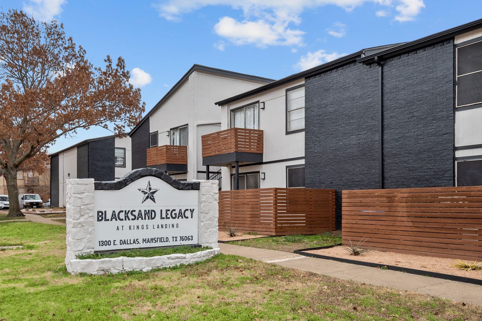 Mansfield Apartment: 1300 E Dallas St.