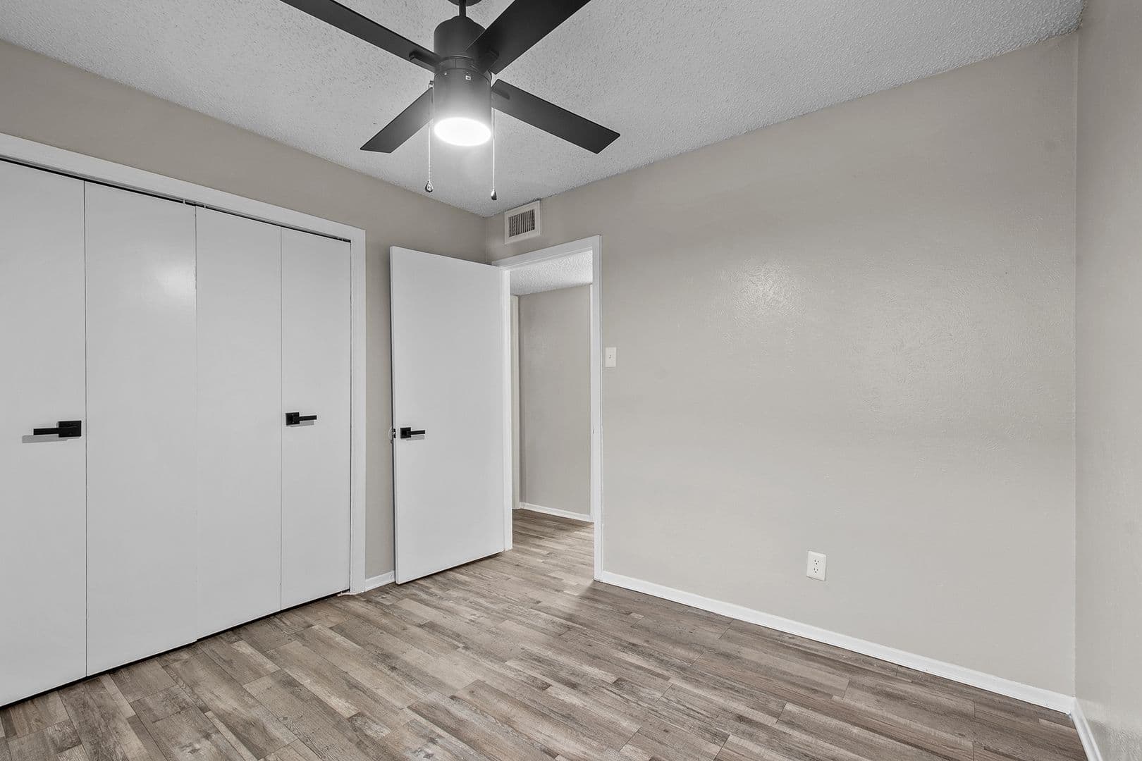 Mansfield Apartment: 1300 E Dallas St.
