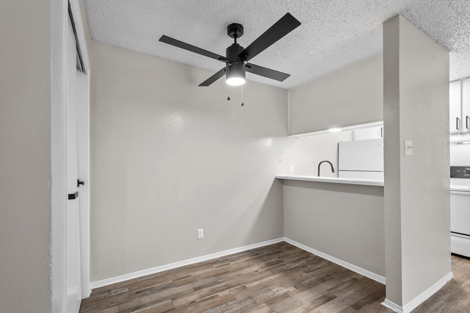 Mansfield Apartment: 1300 E Dallas St.