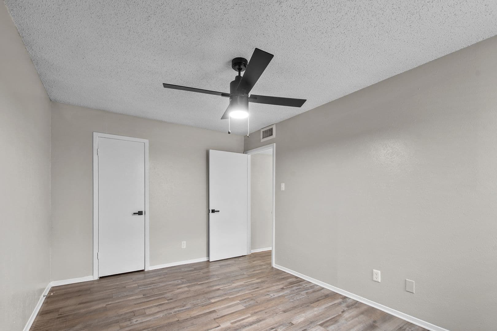 Mansfield Apartment: 1300 E Dallas St.