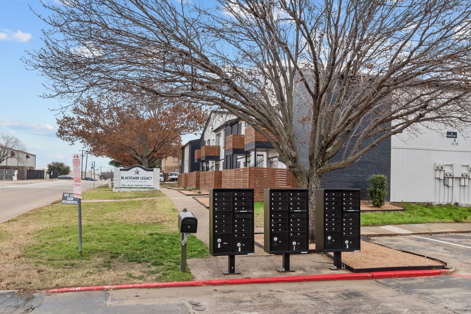 Mansfield Apartment: 1300 E Dallas St.