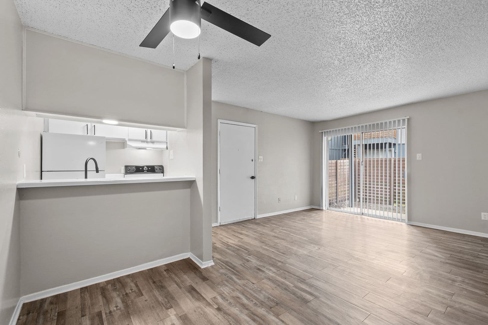 Mansfield Apartment: 1300 E Dallas St.