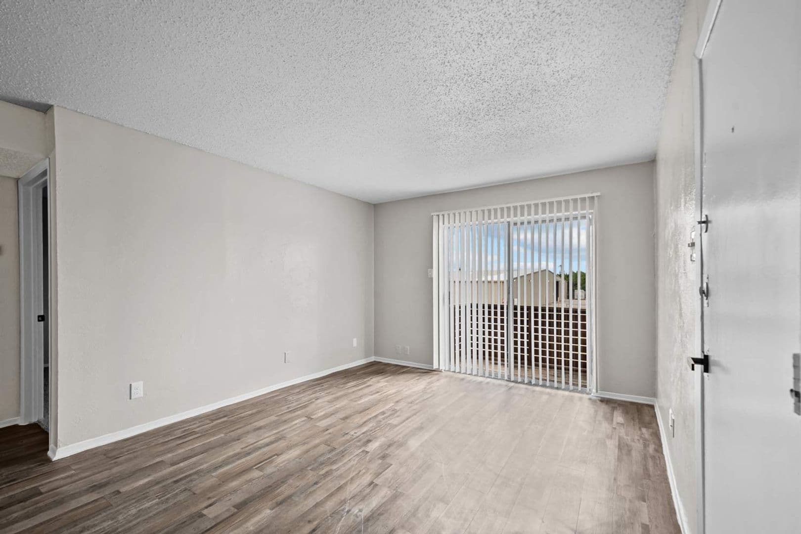 Mansfield Apartment: 1300 E Dallas St.