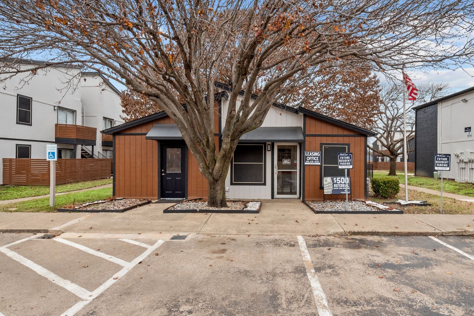 Mansfield Apartment: 1300 E Dallas St.