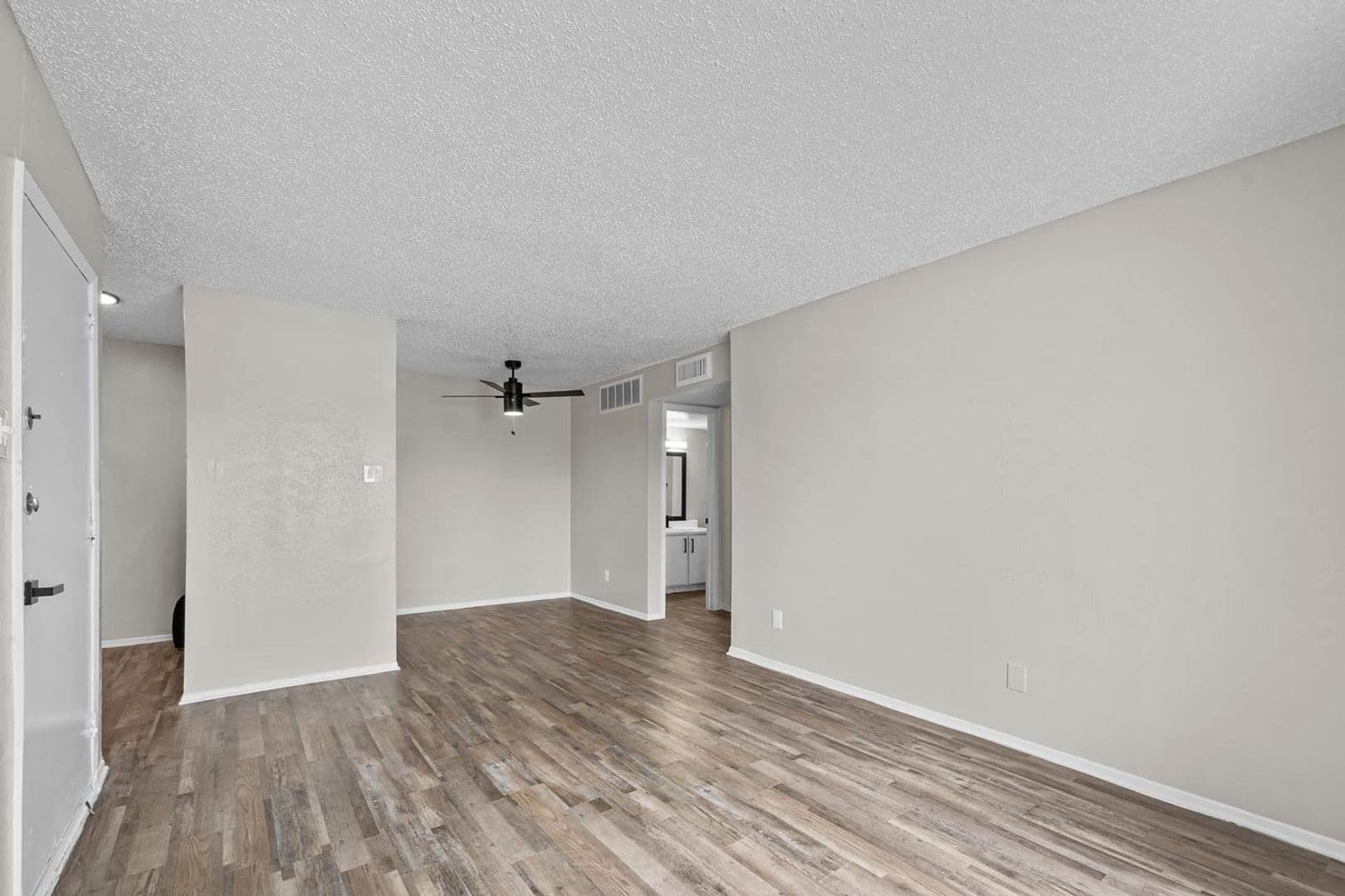 Mansfield Apartment: 1300 E Dallas St.
