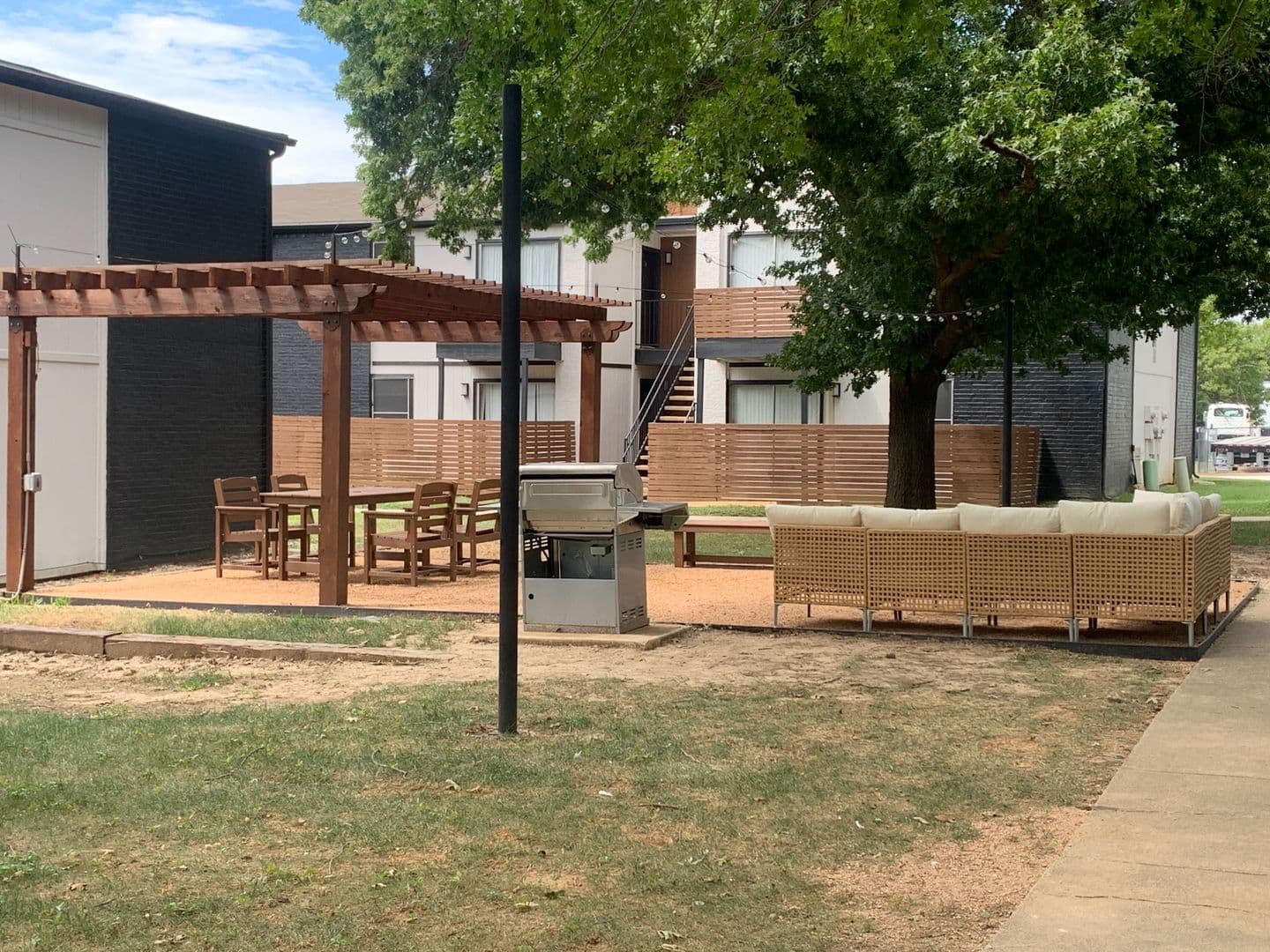 Mansfield Apartment: 1300 E Dallas St.