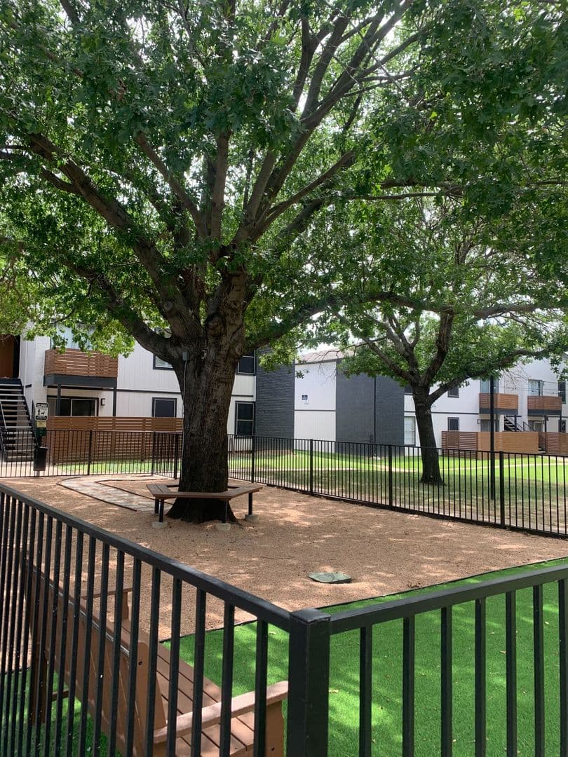 Mansfield Apartment: 1300 E Dallas St.