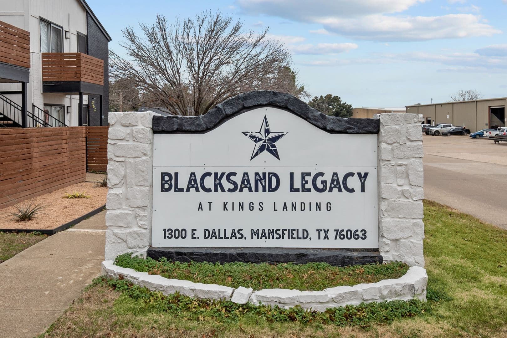 Mansfield Apartment: 1300 E Dallas St.