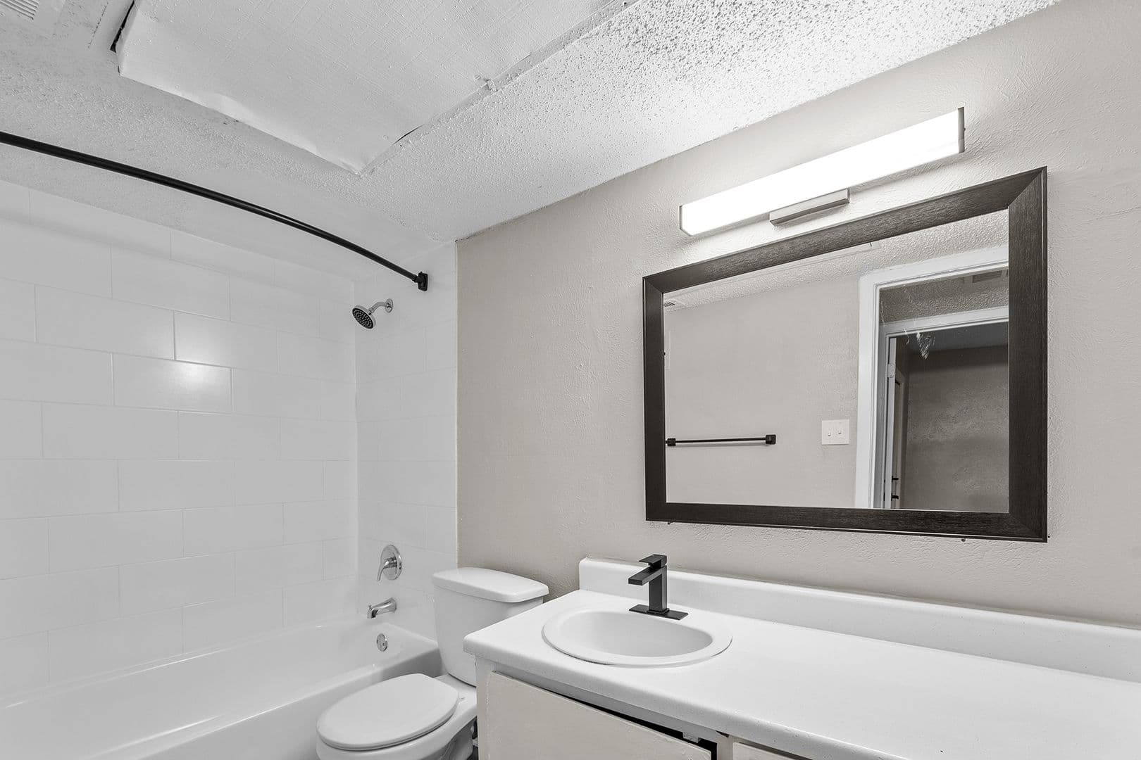 Mansfield Apartment: 1300 E Dallas St.