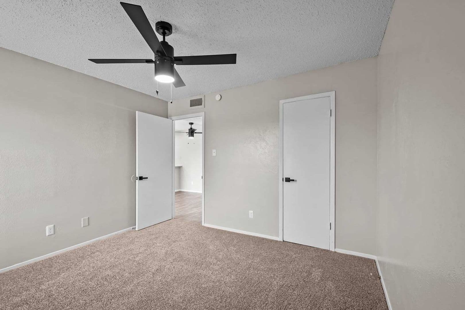 Mansfield Apartment: 1300 E Dallas St.