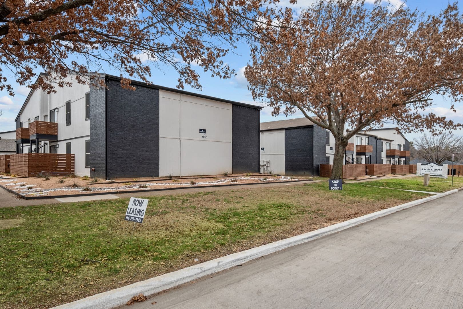 Mansfield Apartment: 1300 E Dallas St.