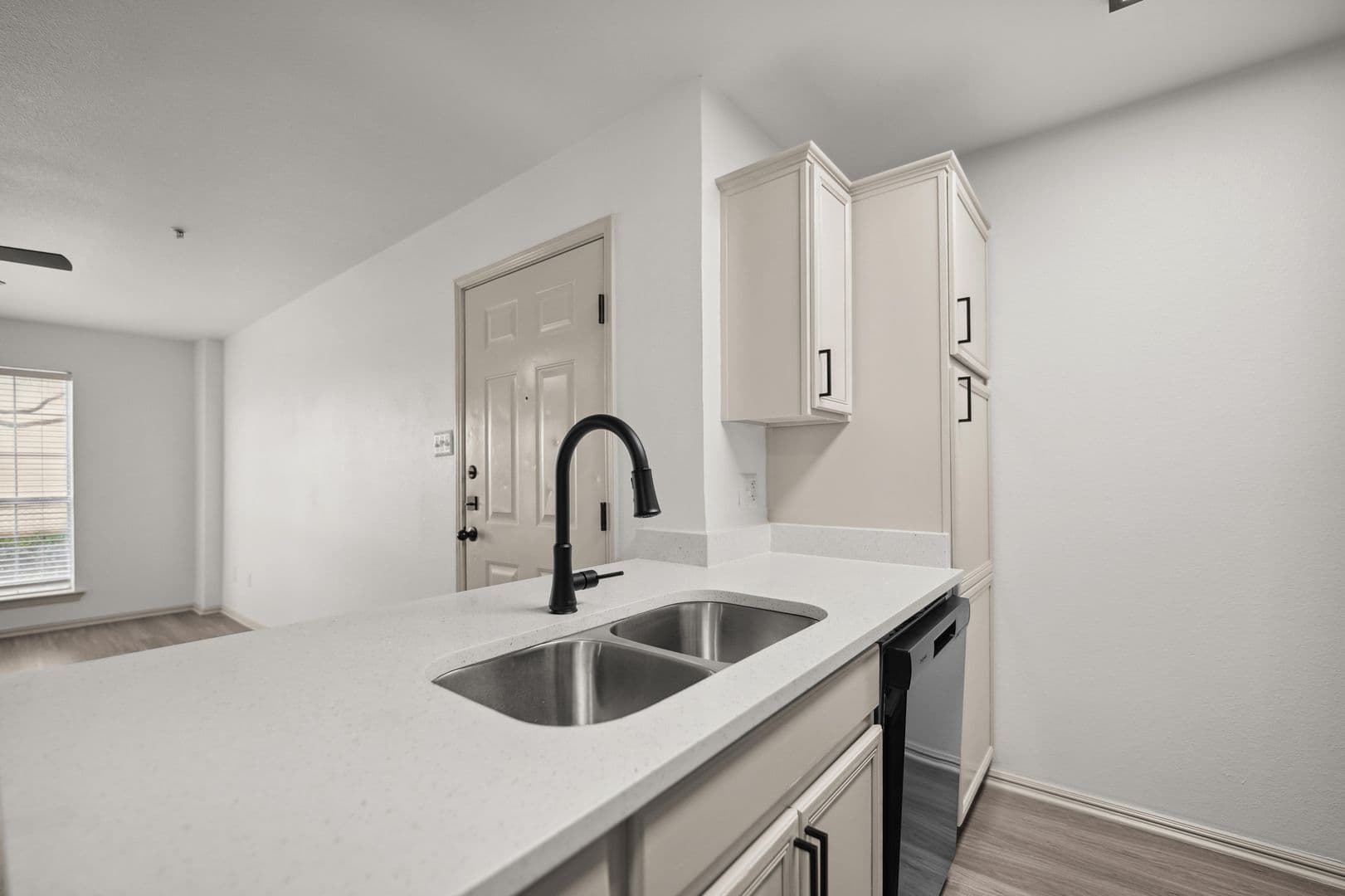 Midlothian Apartment: 170 Henderson Street