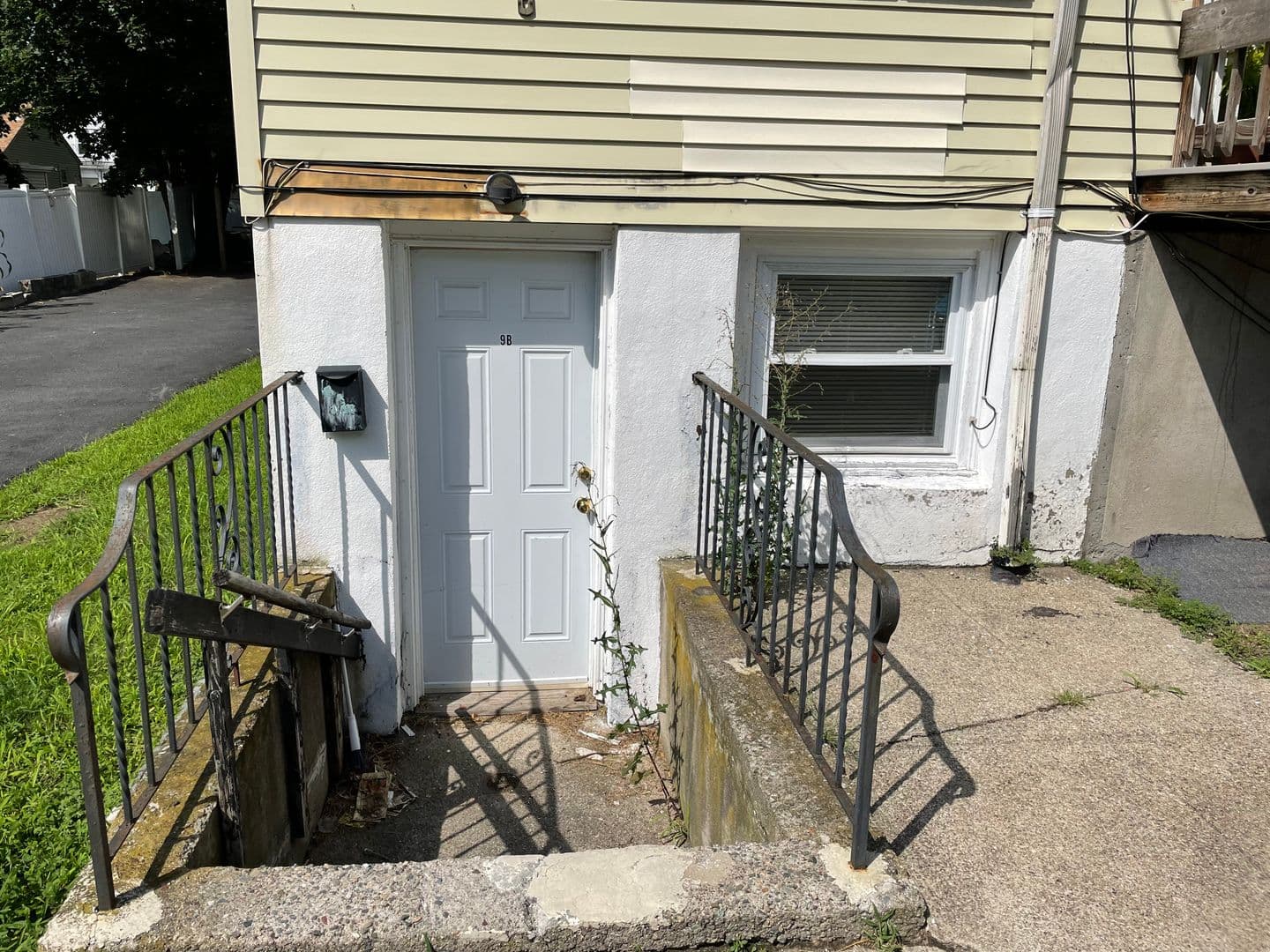 Pawtucket Apartment: 442 Smithfield Avenue - 1 Oriole Avenue