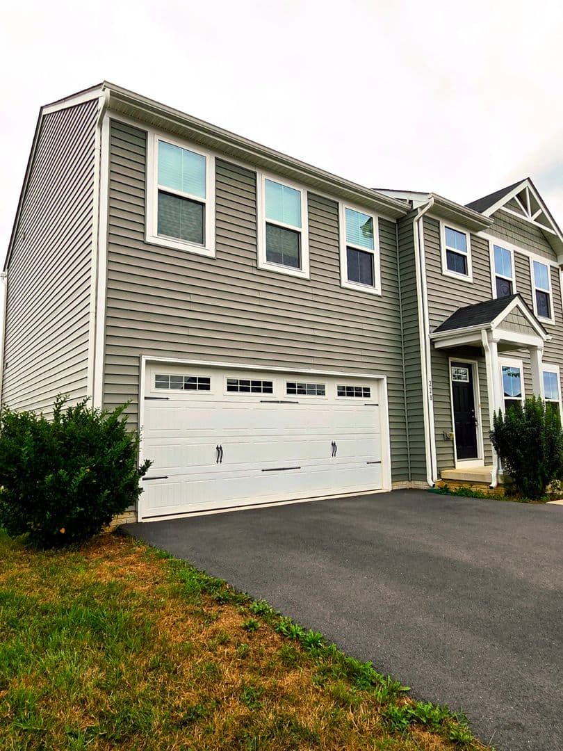 Bunker Hill House: 228 Chandlers Glen