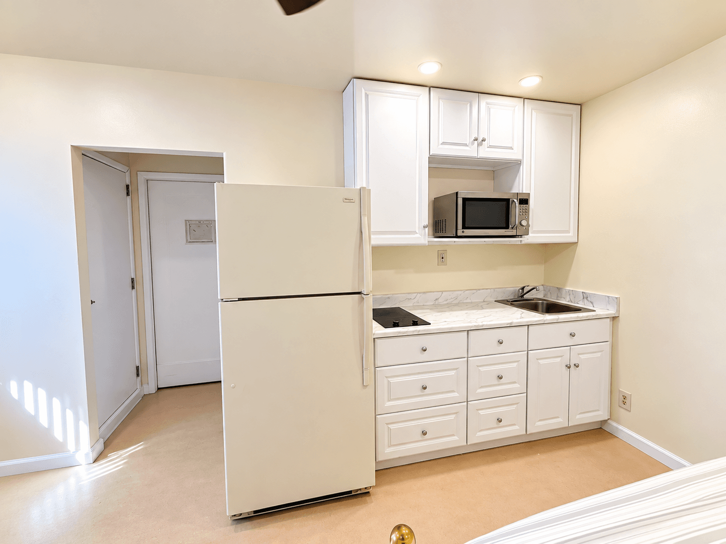 Fontana Apartment: 4833 Roadrunner Rd
