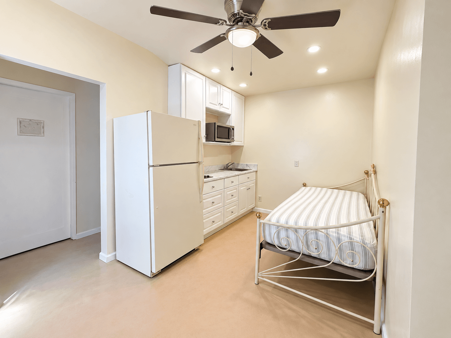 Fontana Apartment: 4833 Roadrunner Rd