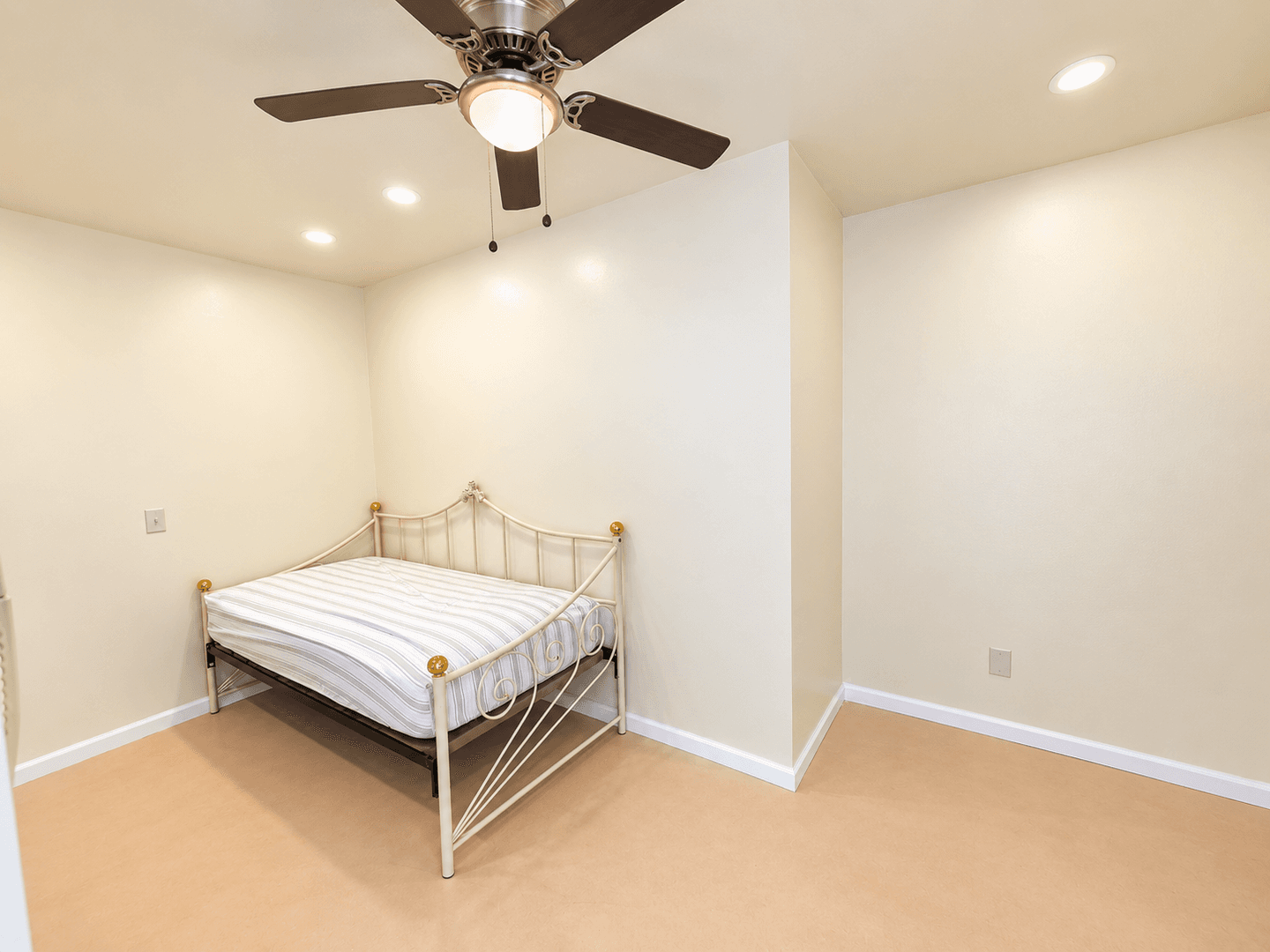 Fontana Apartment: 4833 Roadrunner Rd