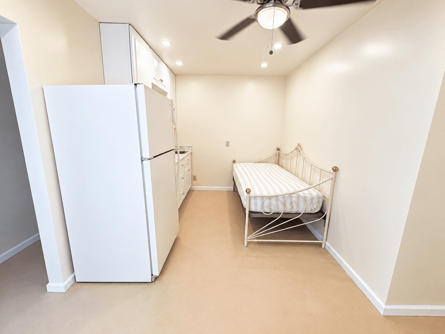 Fontana Apartment: 4833 Roadrunner Rd