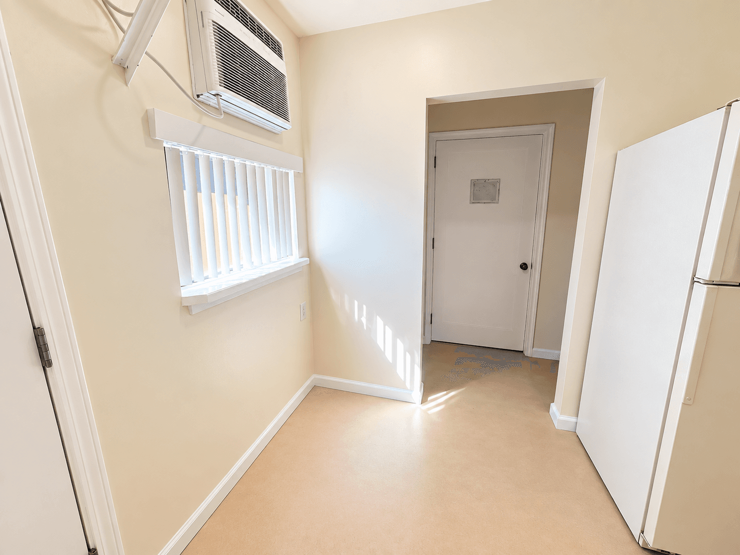 Fontana Apartment: 4833 Roadrunner Rd