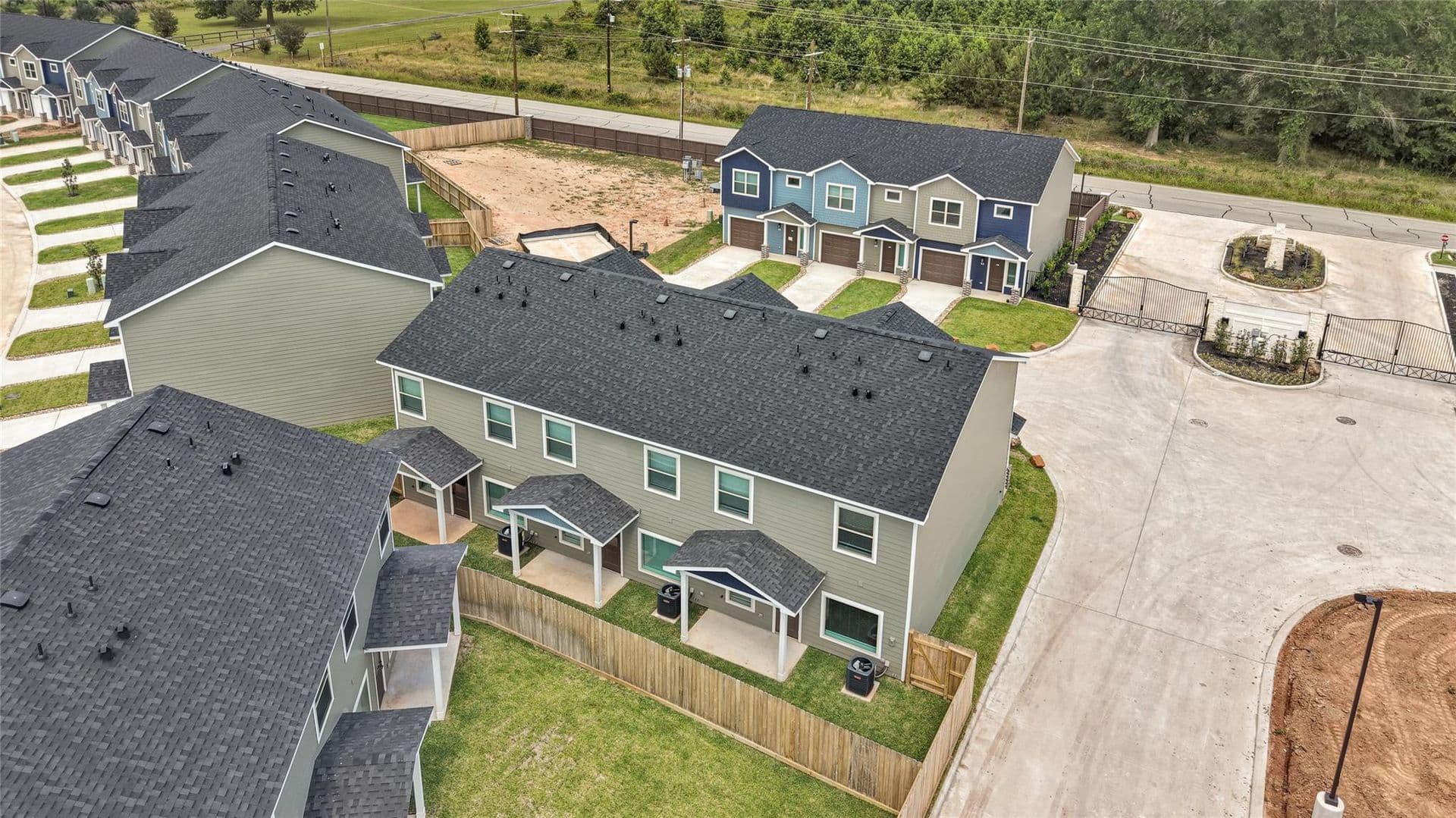 Willis Townhome: 14010 Longstreet - 202C