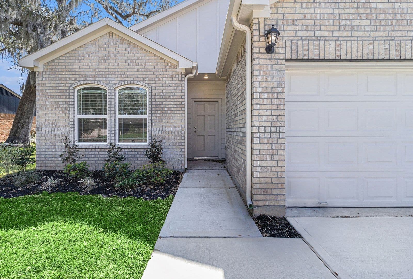 W Columbia House: 249 Edgewater Drive