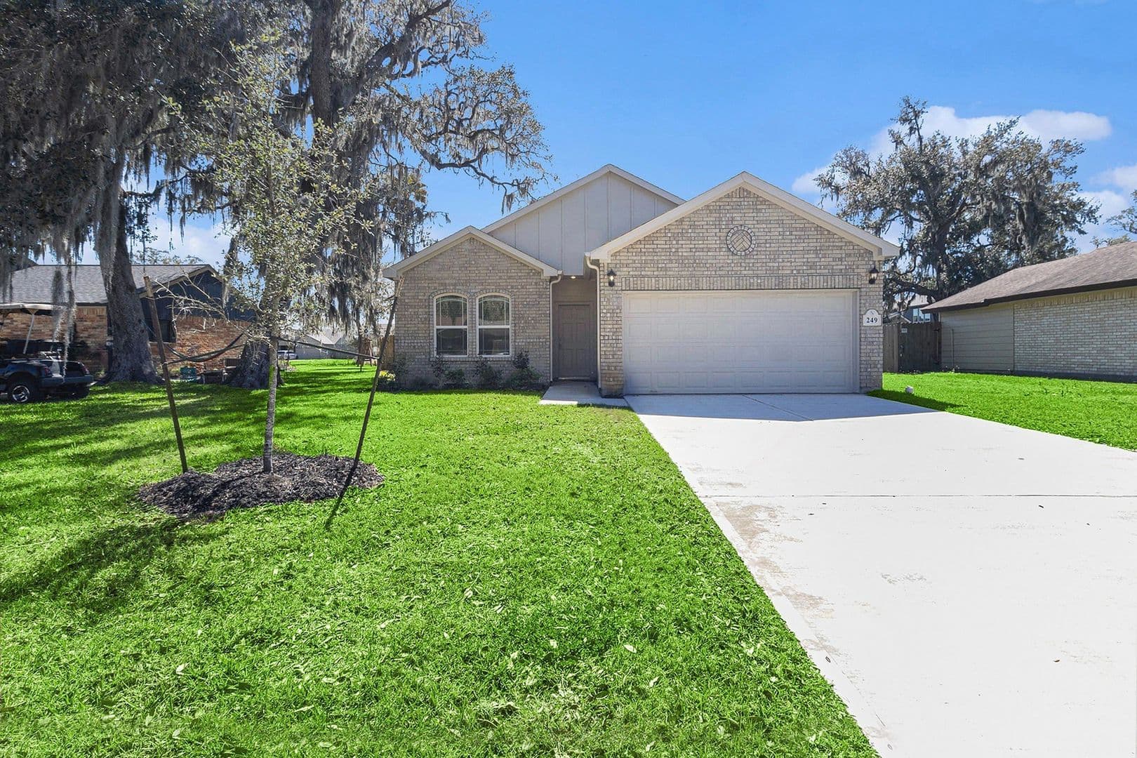 W Columbia House: 249 Edgewater Drive