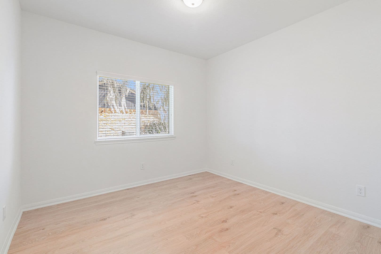 W Columbia House: 249 Edgewater Drive