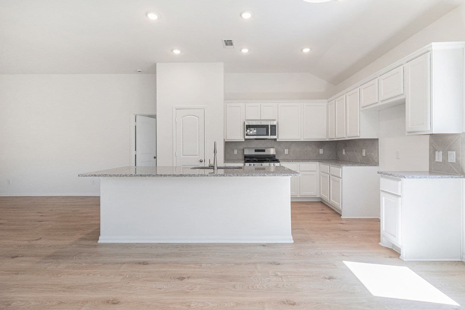 W Columbia House: 249 Edgewater Drive
