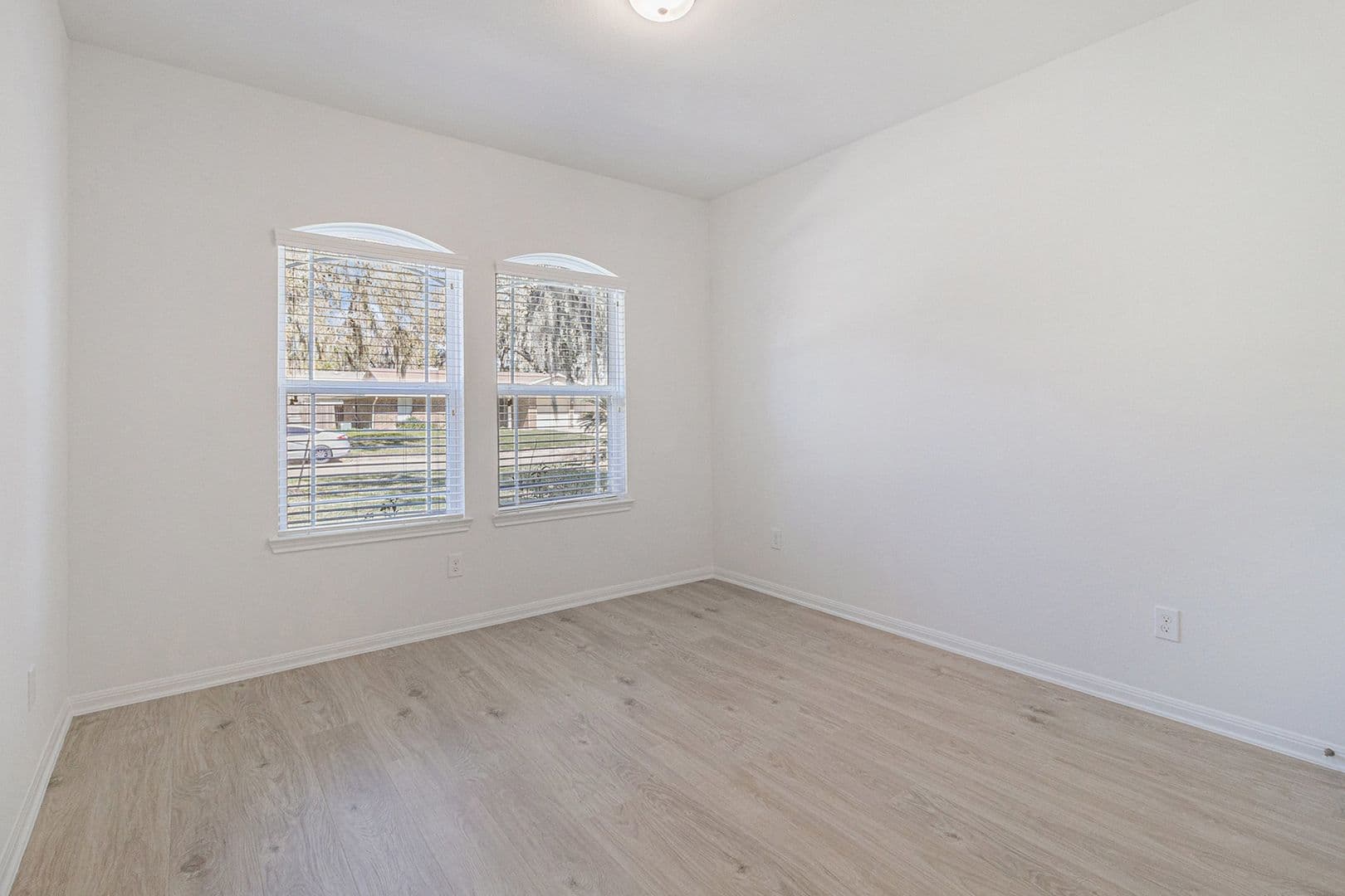 W Columbia House: 249 Edgewater Drive