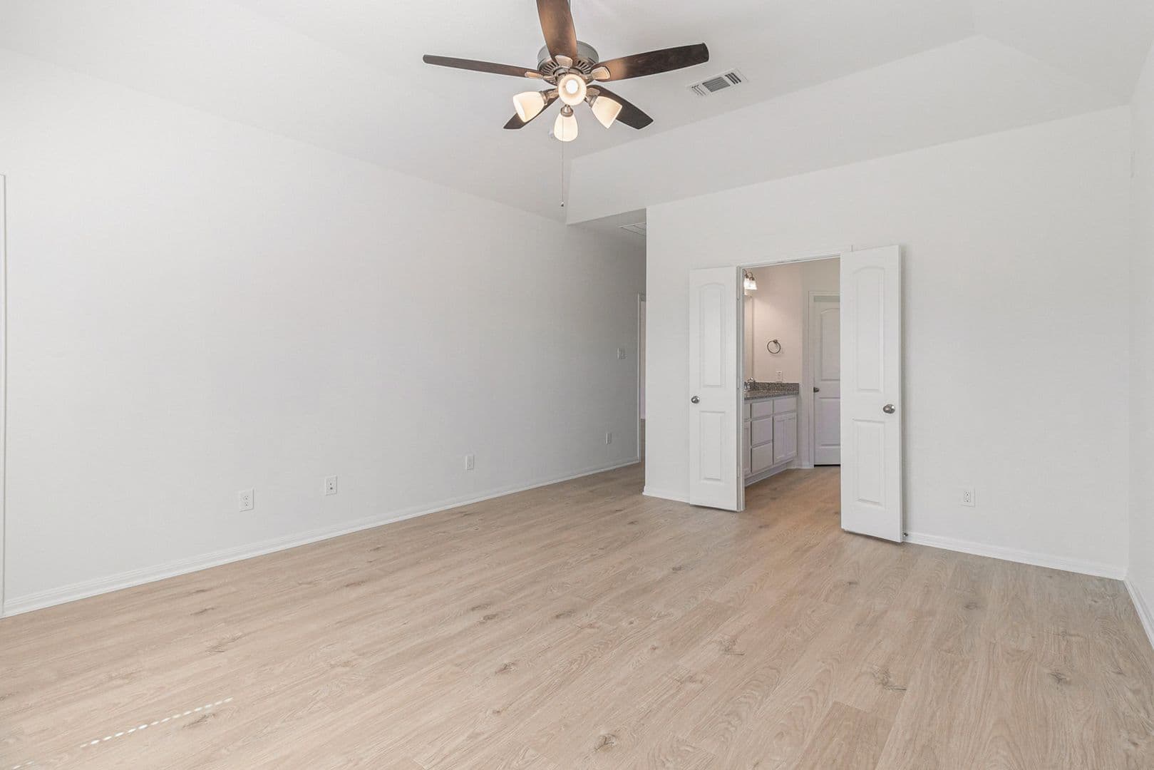W Columbia House: 249 Edgewater Drive