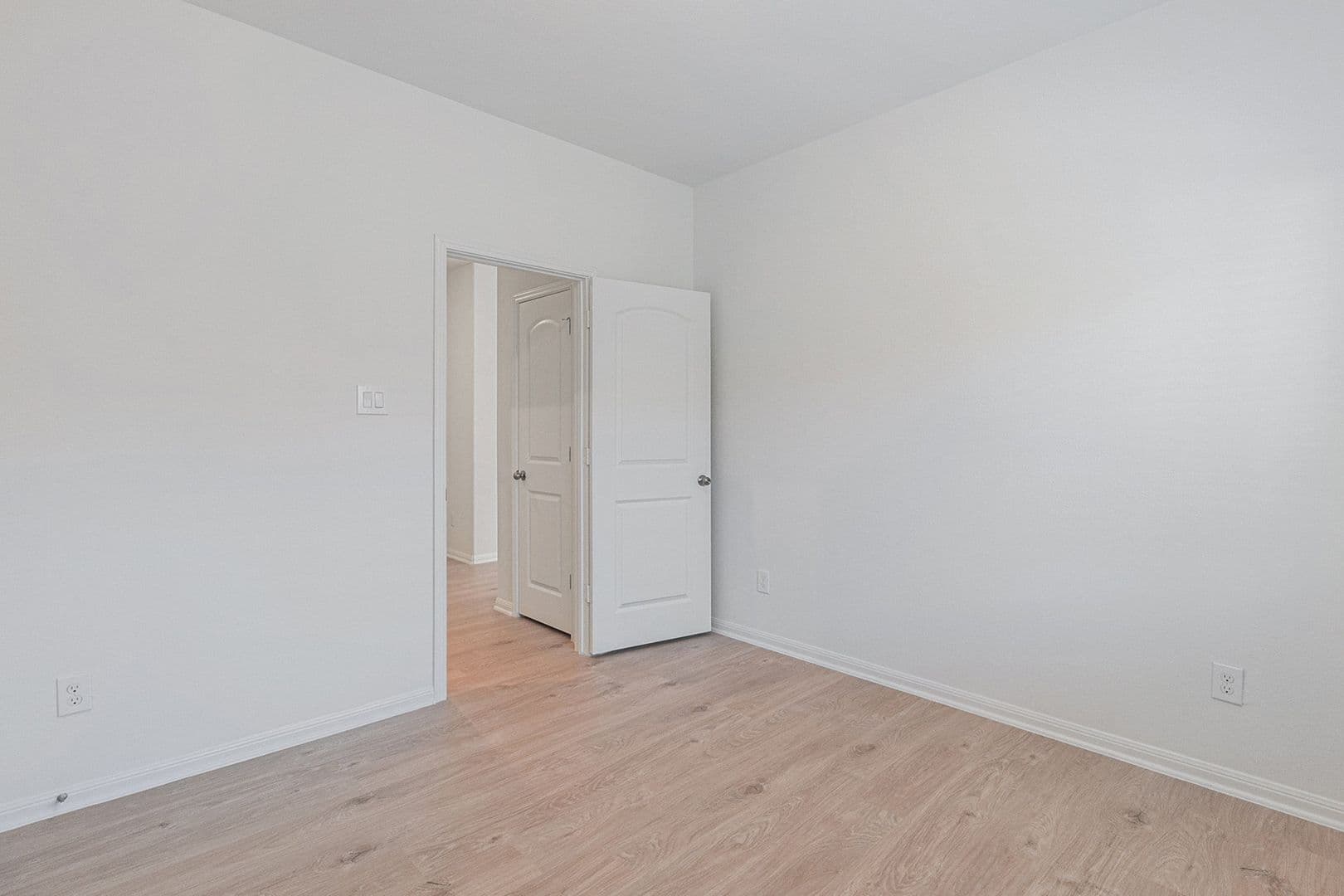W Columbia House: 249 Edgewater Drive
