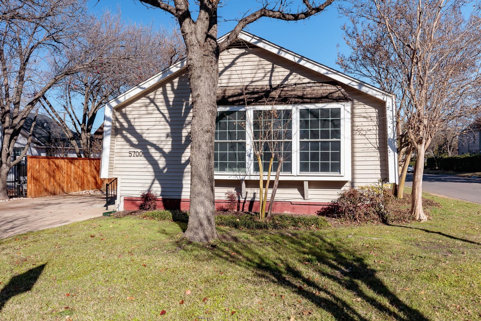 Fort Worth House: 5700 Pershing Ave
