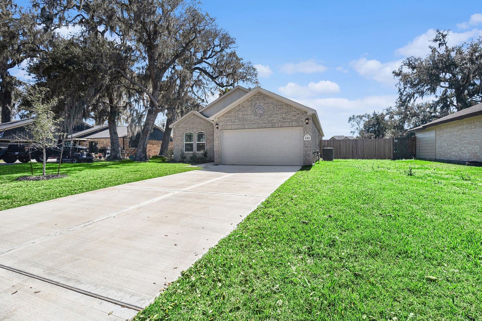 W Columbia House: 249 Edgewater Drive