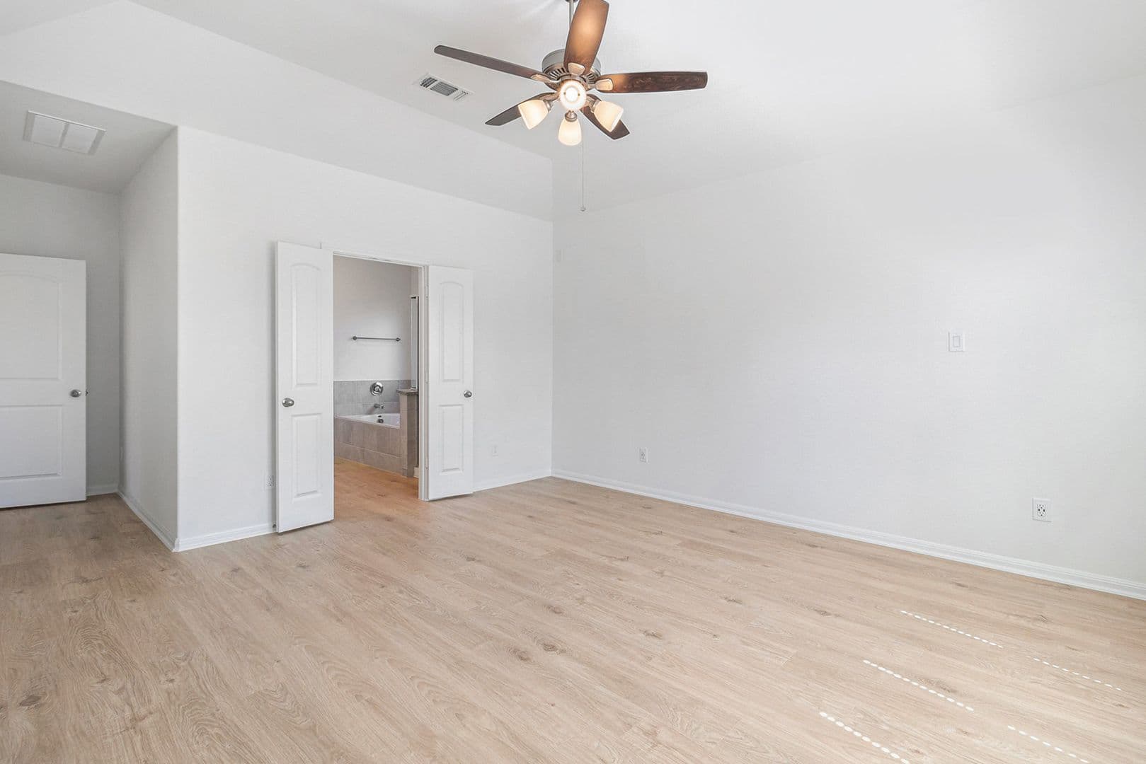 W Columbia House: 249 Edgewater Drive