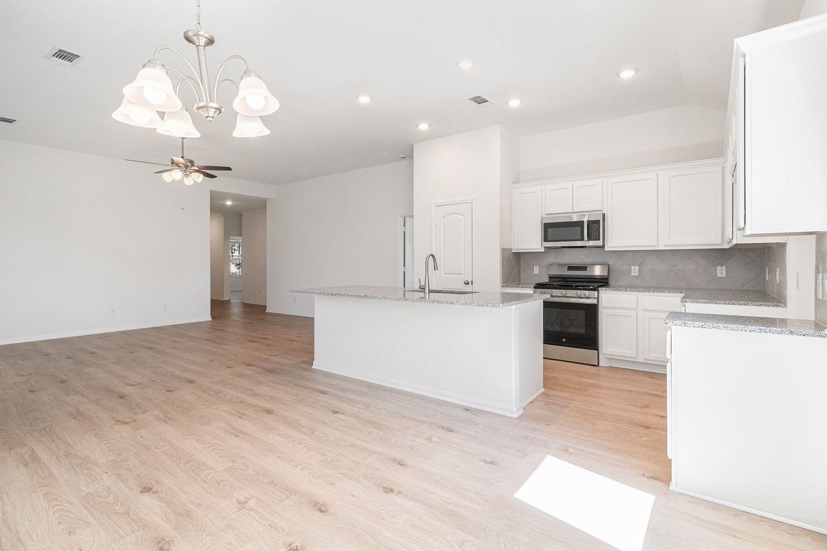 W Columbia House: 249 Edgewater Drive