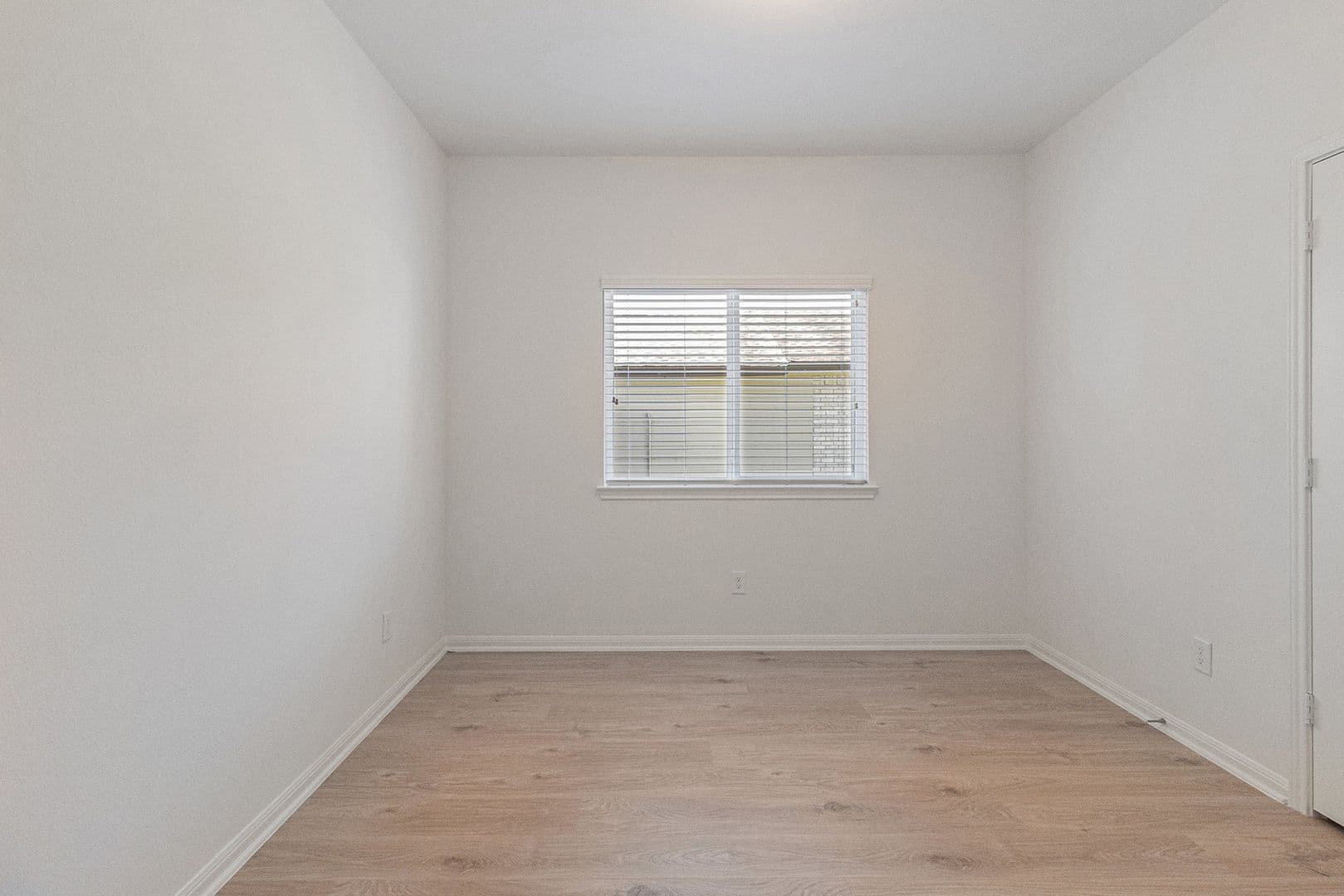 W Columbia House: 249 Edgewater Drive