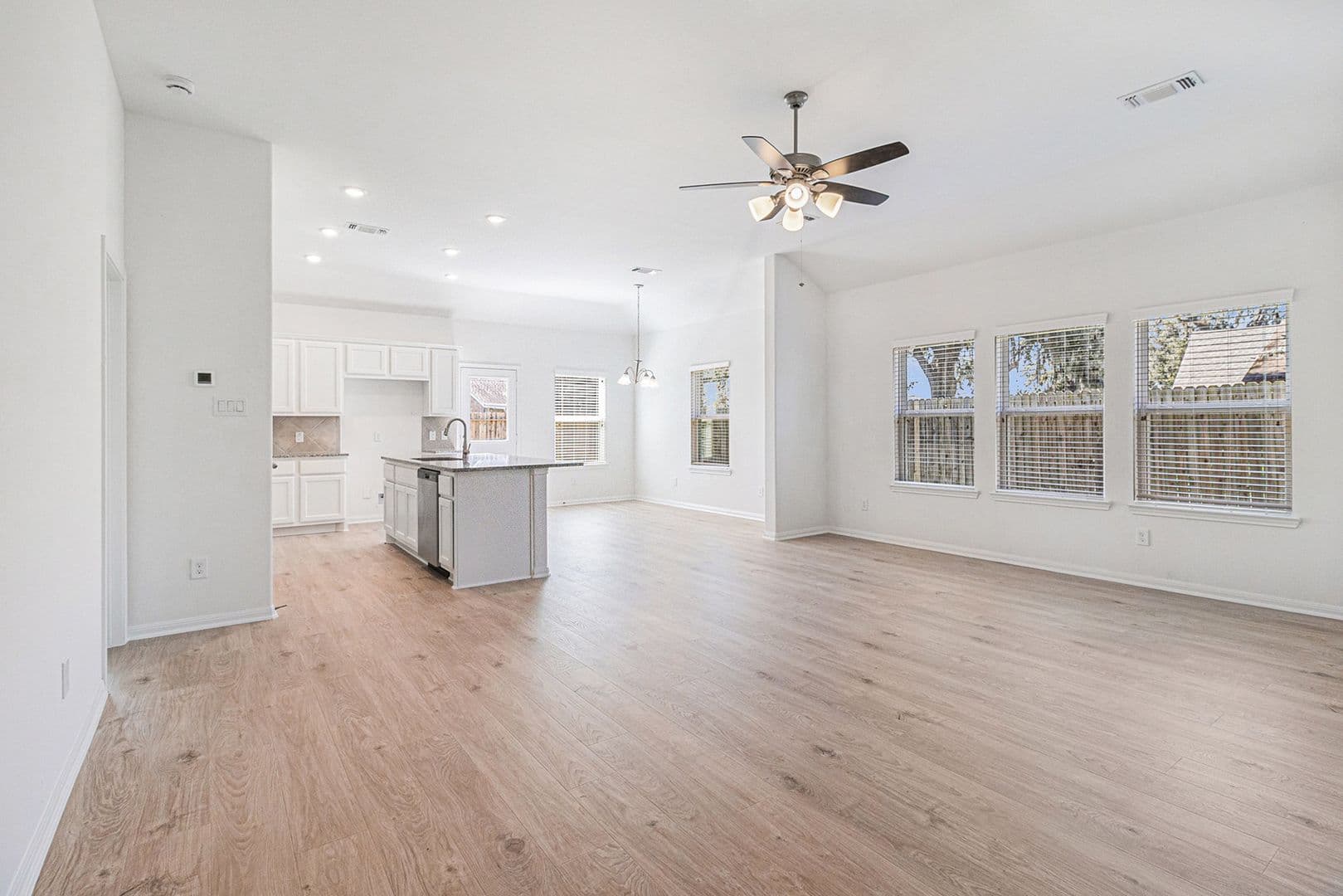 W Columbia House: 249 Edgewater Drive