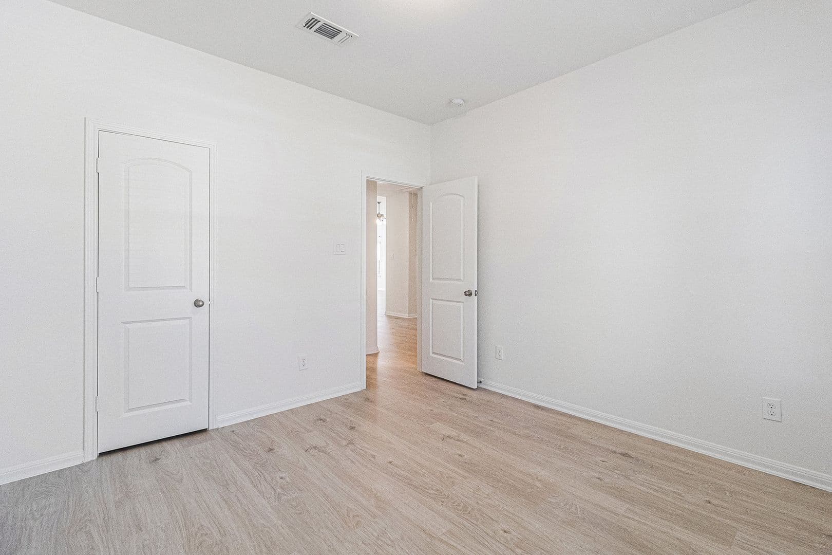 W Columbia House: 249 Edgewater Drive