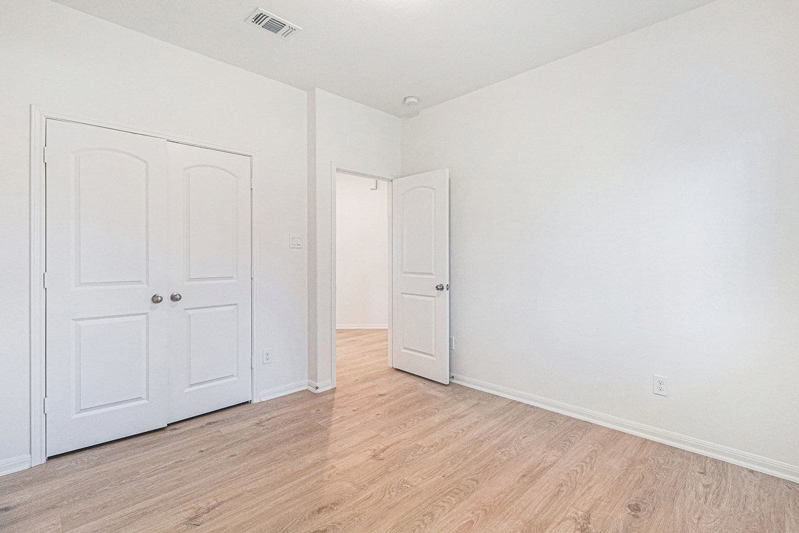 W Columbia House: 249 Edgewater Drive