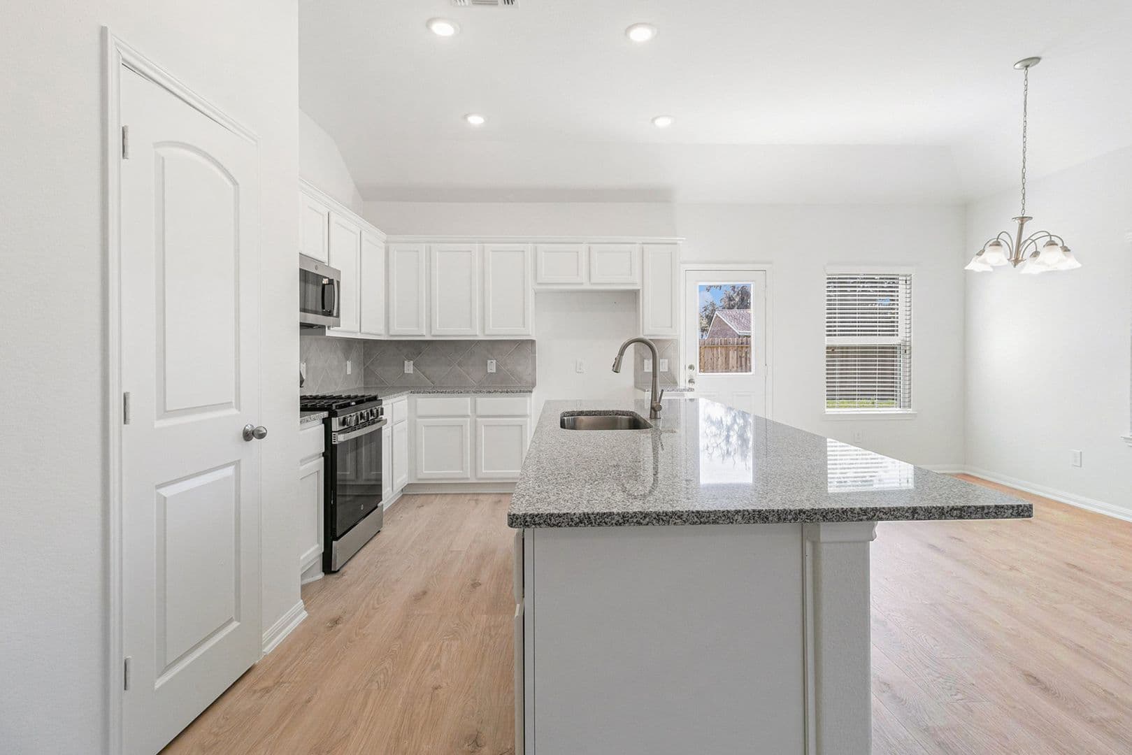 W Columbia House: 249 Edgewater Drive