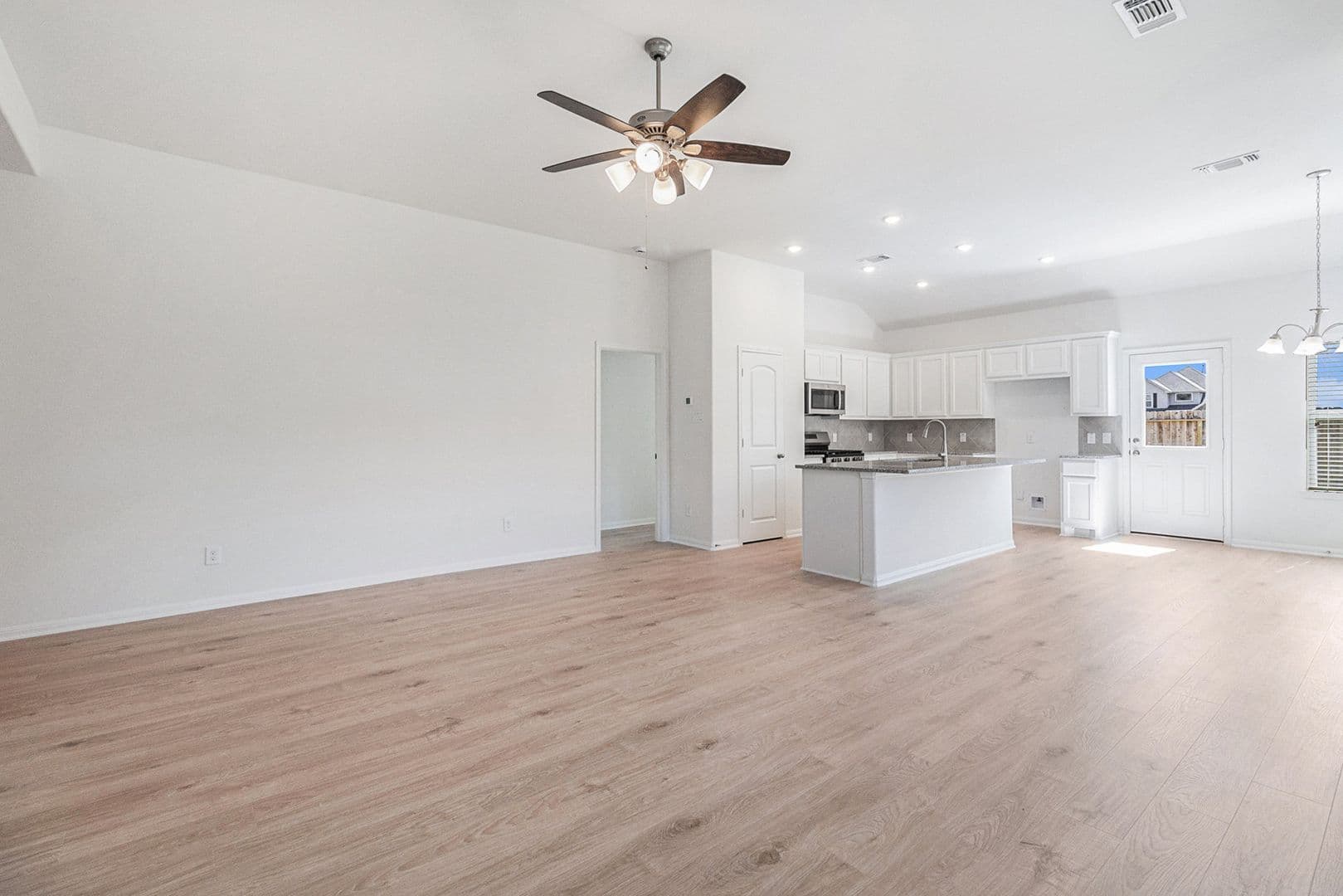 W Columbia House: 249 Edgewater Drive