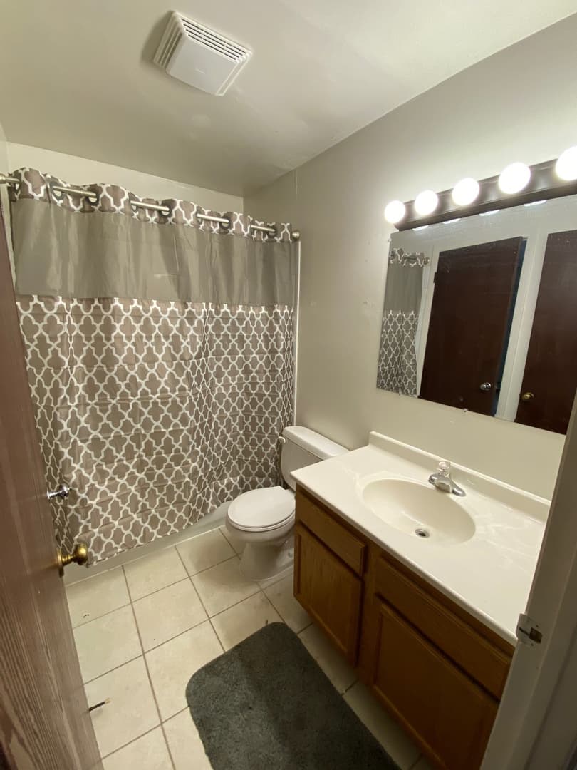 Arlington Heights Apartment: 2258 West Nichols