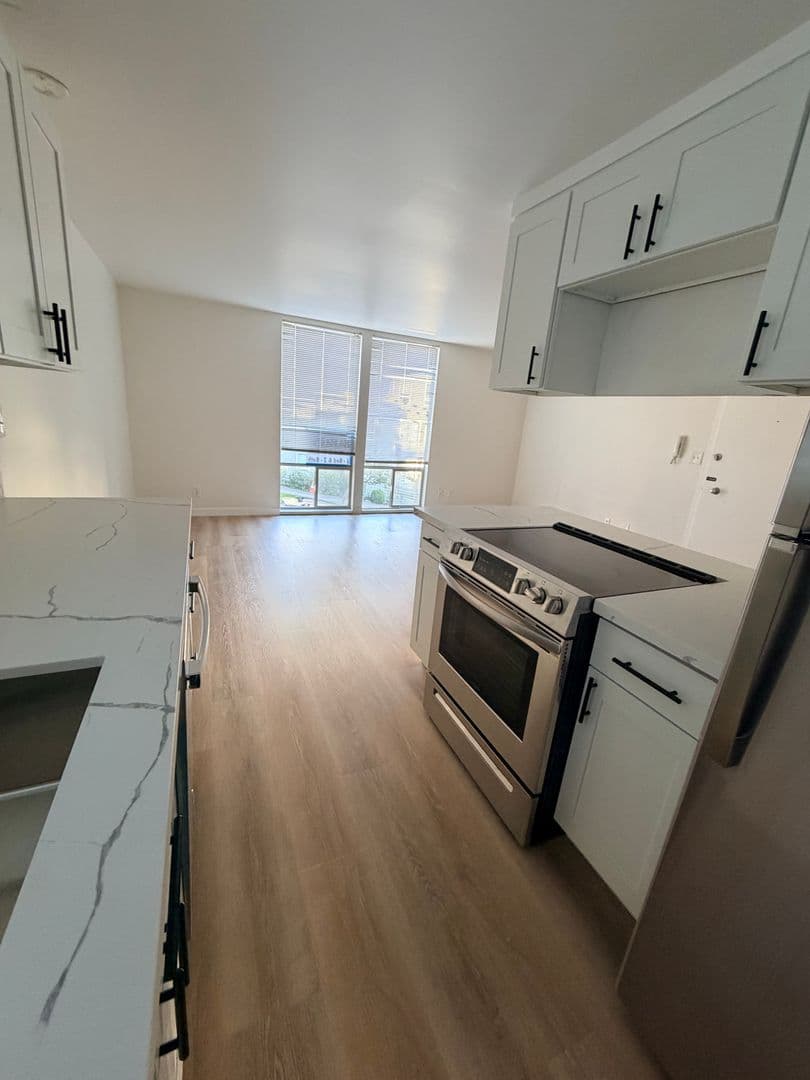 Seattle Apartment: 711 2nd Ave N