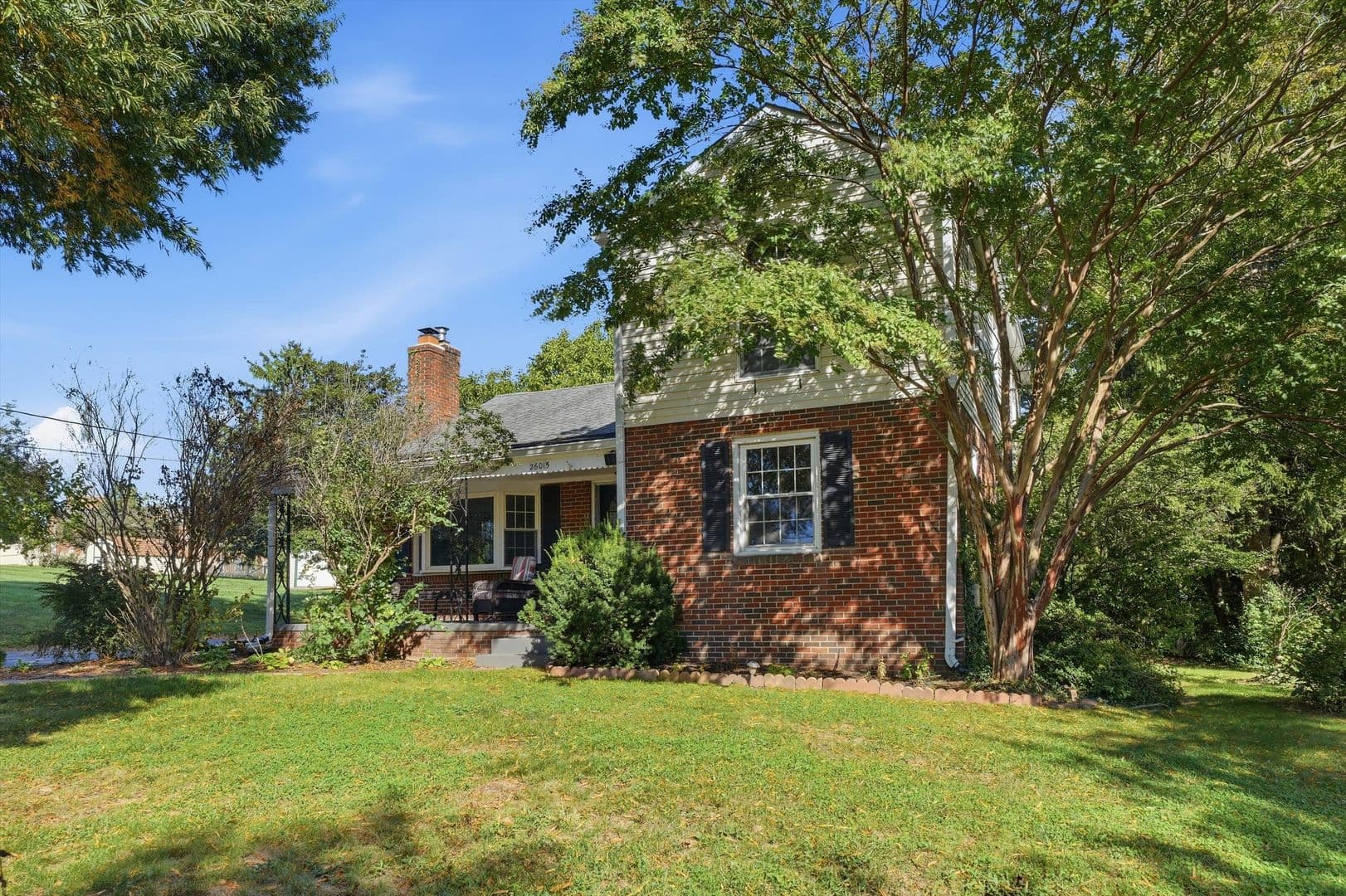 Damascus House: 26015 Woodfield Rd