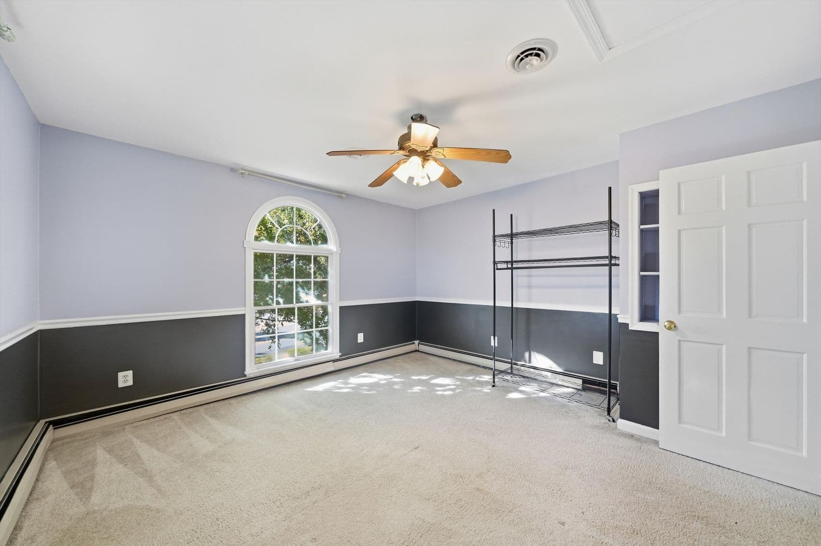 Damascus House: 26015 Woodfield Rd