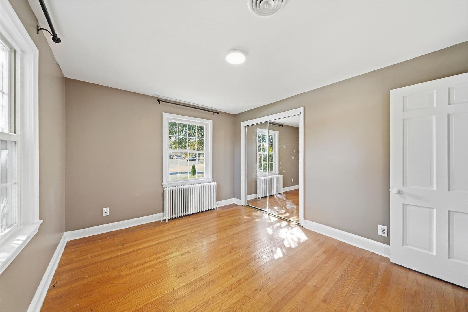 Damascus House: 26015 Woodfield Rd