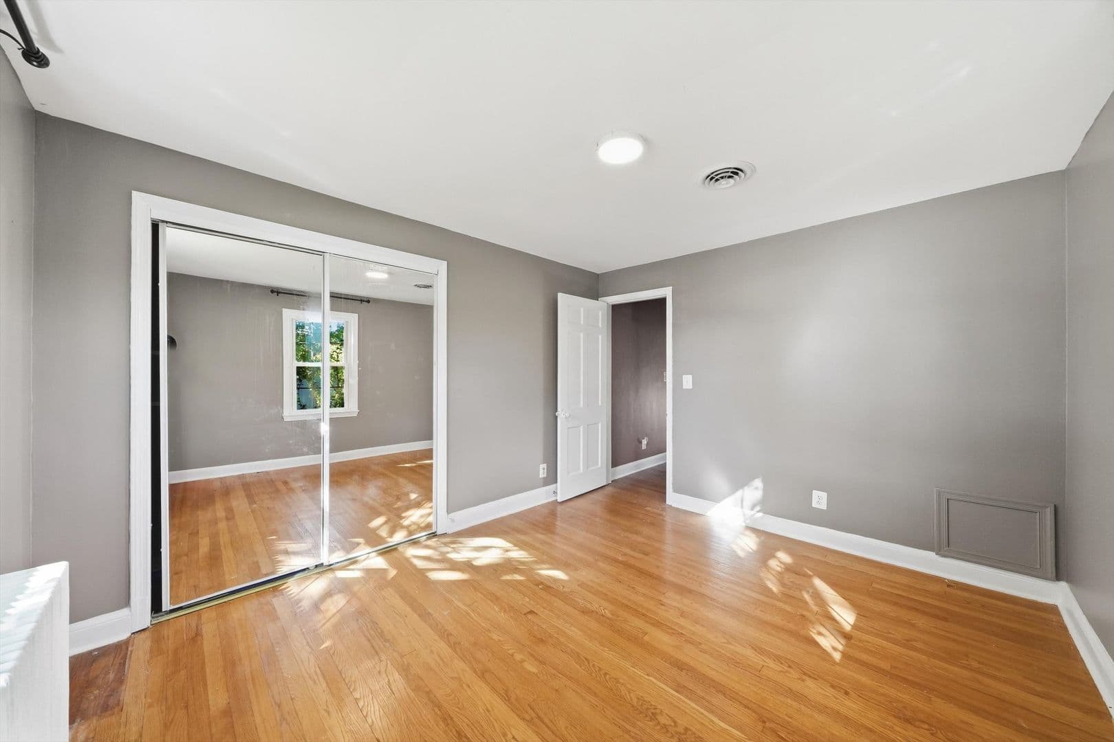 Damascus House: 26015 Woodfield Rd