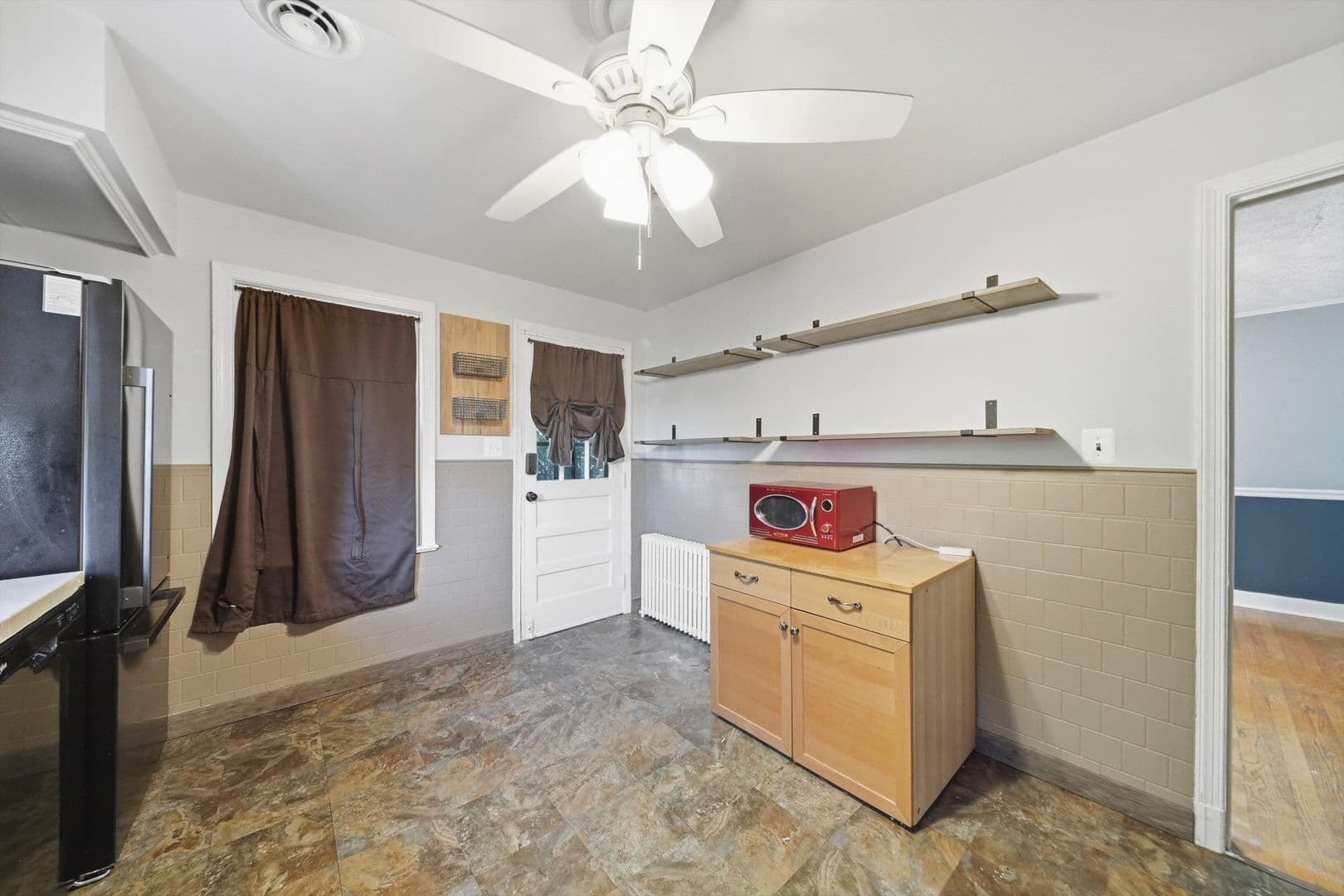 Damascus House: 26015 Woodfield Rd