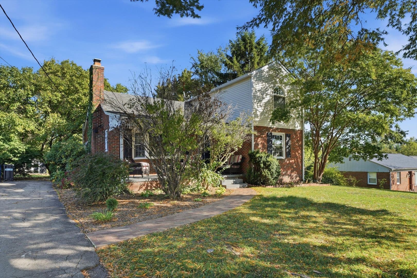 Damascus House: 26015 Woodfield Rd