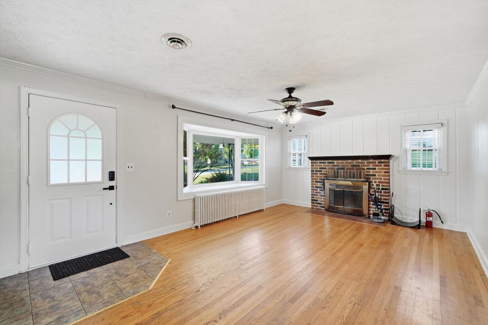 Damascus House: 26015 Woodfield Rd